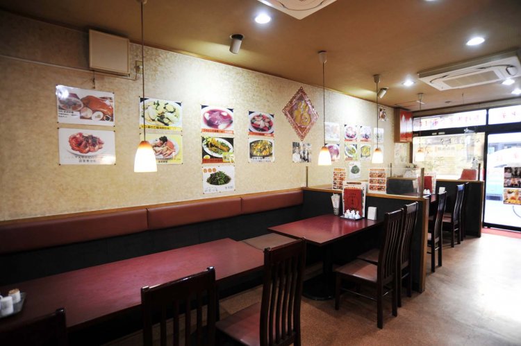 格安ランチを目的に、昼は周辺に働くビジネスマンでにぎわう。