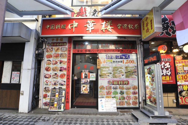 メニュー写真で埋まった店頭。ここで品定めしてから入店する客もいるという。