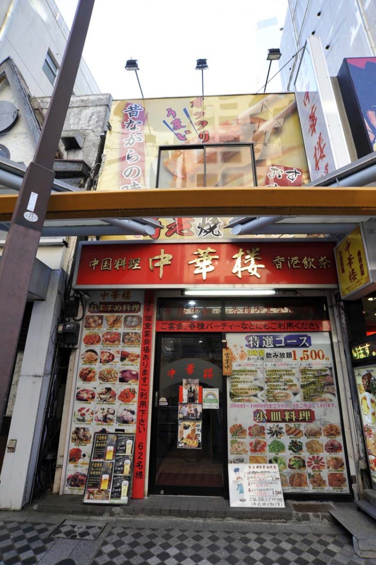 メニュー写真で埋まった店頭。ここで品定めしてから入店する客もいるという。
