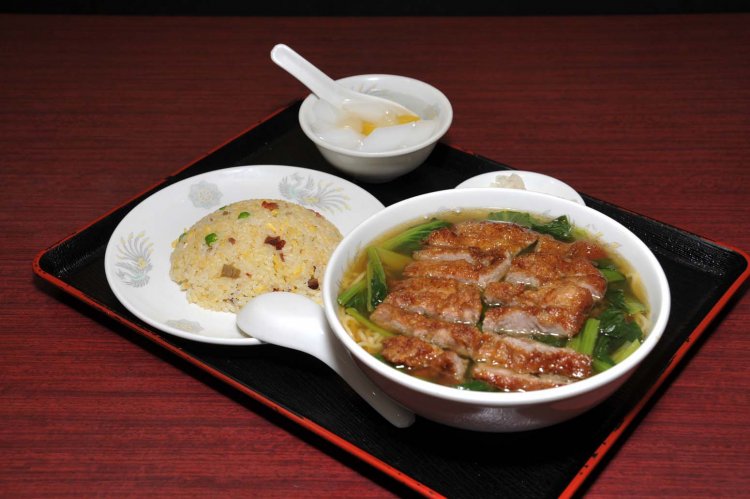 ほんのりカレー味の肩ロースのカツをトッピングしたパーコー麺+半チャーハン、漬物、デザート付きの定食。