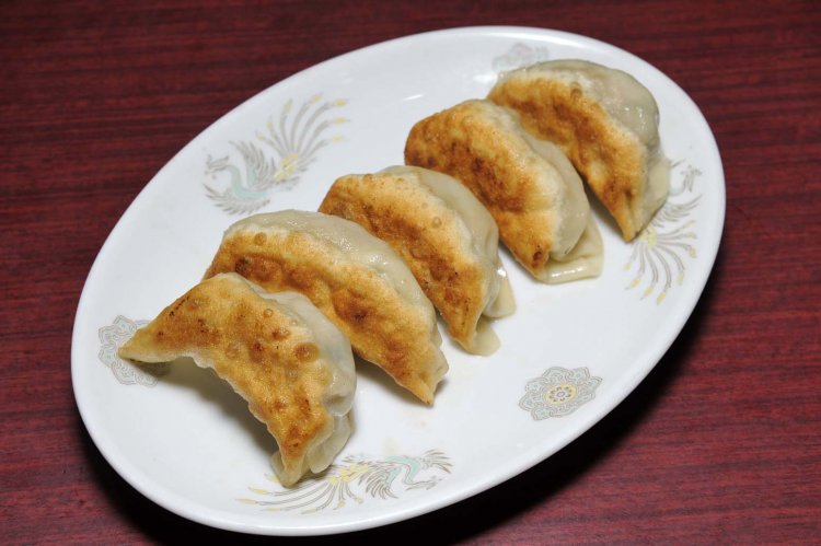 大きめのえび餃子は、店主の自信作。「もちもちした皮とシューシーな餡、プリッとしたエビの食感を楽しんでほしい」と話す。