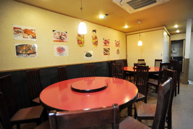 円卓席と座敷がある2階。ビール、日本酒、紹興酒、サワーなど全13種類の飲み放題は一人1650円。