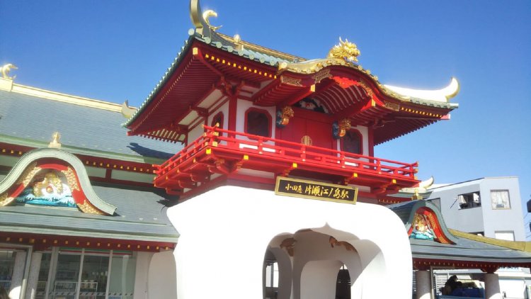 竜宮城って「鯛やヒラメの舞い踊り」だけをみせていたんじゃないよなあ。絶対にもっとディープな接触を伴うサービスもあったんだろうなあ。（小田急・片瀬江ノ島駅）