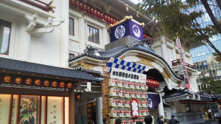 歌舞伎座は明治22年（1889）に開場。松竹の経営になったのは大正時代から。現在の建物は2013年に開館した5代目のもの。