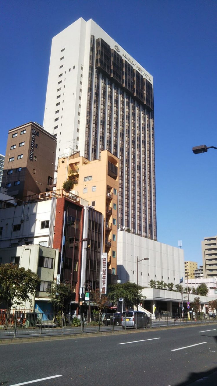 国際劇場跡（1937年開館）。現在は跡地の浅草ビューホテル前の国際通り沿いに記念碑が残るのみ。劇場はなくなっても通りの名前にその栄華を刻んでいます。