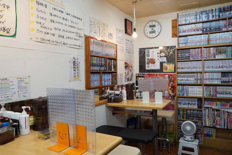 各席から取りやすいように大小の本棚を配置。