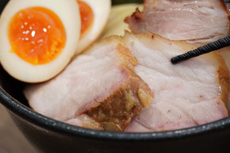 肉厚で、食べごたえもあるチャーシュー。