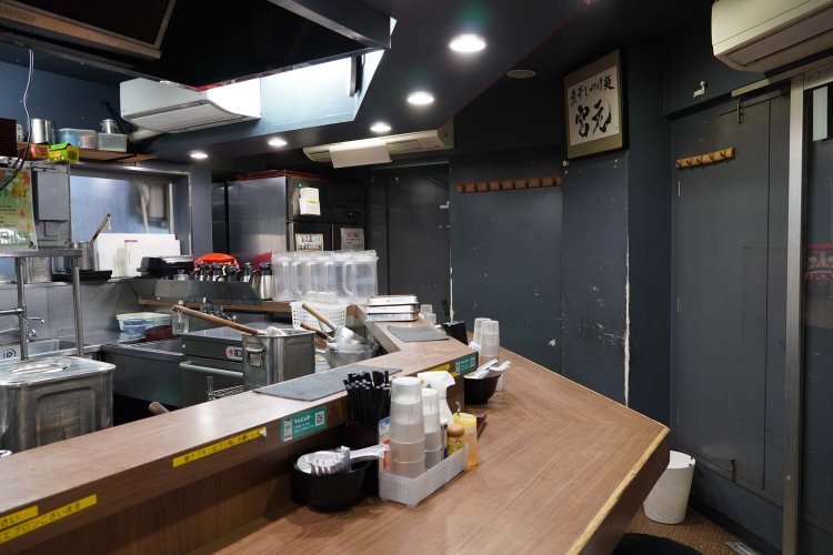 カウンター席のみだが、オープンキッチンの開放感ある店内。