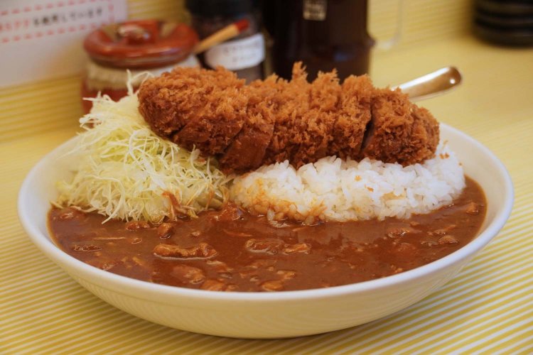 ボリューミーなとんかつをのせたロースカツカレー1000円。とんかつの名店の味を気軽に味わえる。