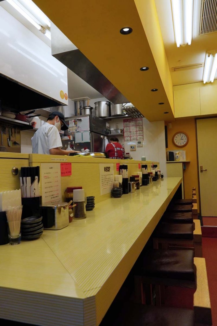 細長い店内には、カウンター6席のみ。