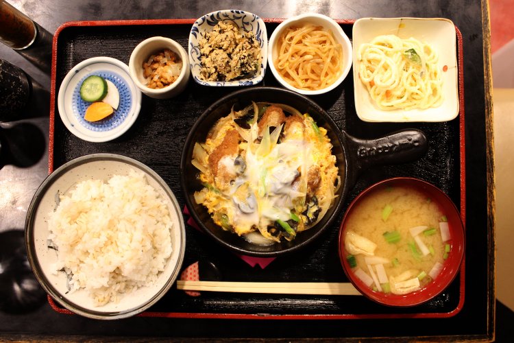 メンチ玉子とじ定食750円。小さくガッツポーズしたくなる、おかずの布陣。