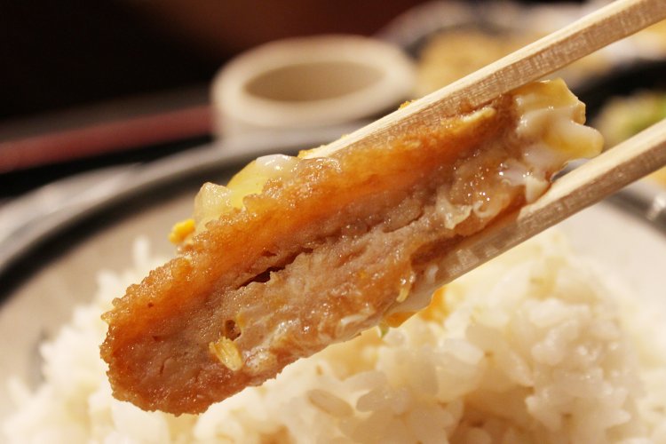 たまごトロトロ、衣からつゆがジュワーっと溢れるメンチ玉子とじ。