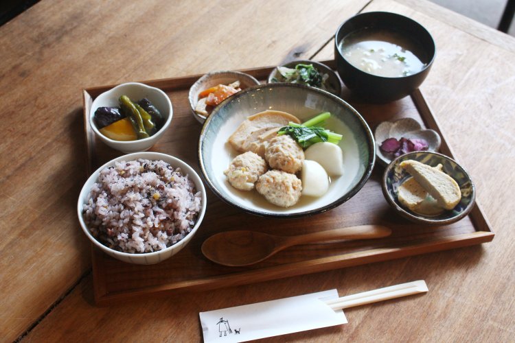 日替わりごはんセット1590円～。メインのおかずにごはんと味噌汁と3種類の副菜が付く。