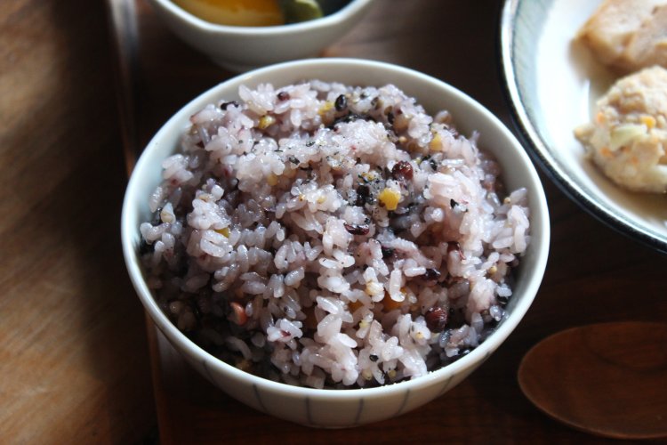 ごはんはお茶碗に山盛りで、雑穀の割合も多く食べ応え抜群。
