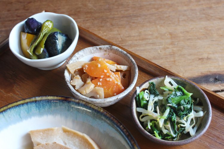 左から、野菜の揚げ出し、レンコンのきんぴら、ほうれん草ともやしのナムル。