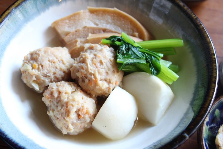 鶏団子と車麩の煮物。
