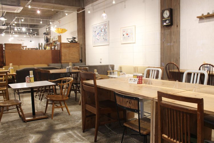 カフェスペースのイスやテーブルも、昔からある定番デザインの家具をセレクトしている。