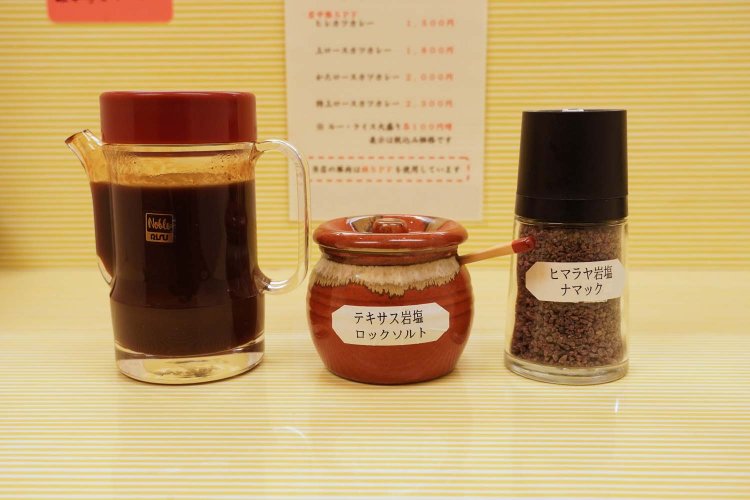 卓上に並ぶソース、岩塩などのプラス調味料類。