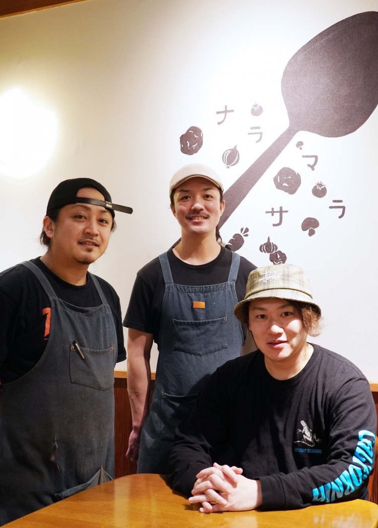 左から、店長の曽我和騎さん、梶浦さん、天羽さん。