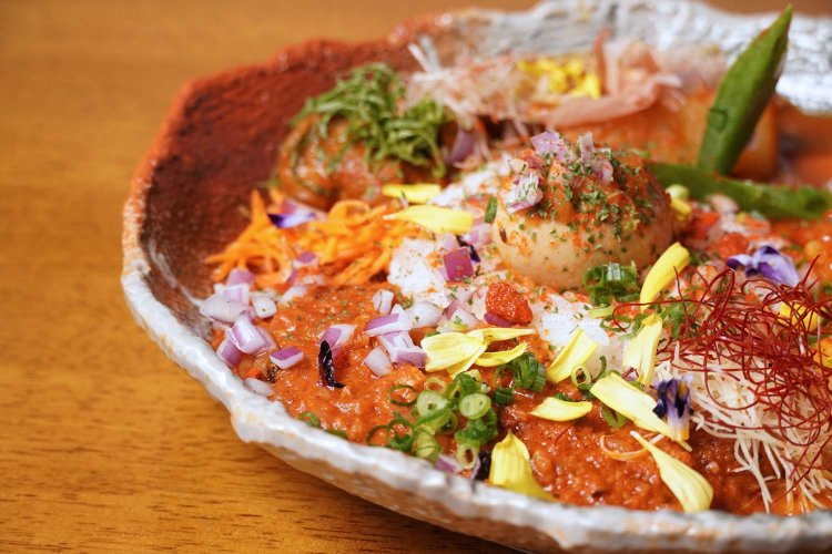 香辛料が効いた大人な味のマサラキーマは、単品1023円。