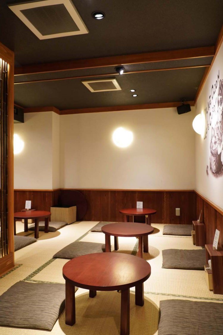 小さな子供連れにもうれしい座敷席のほか、テーブル席も3卓ある。