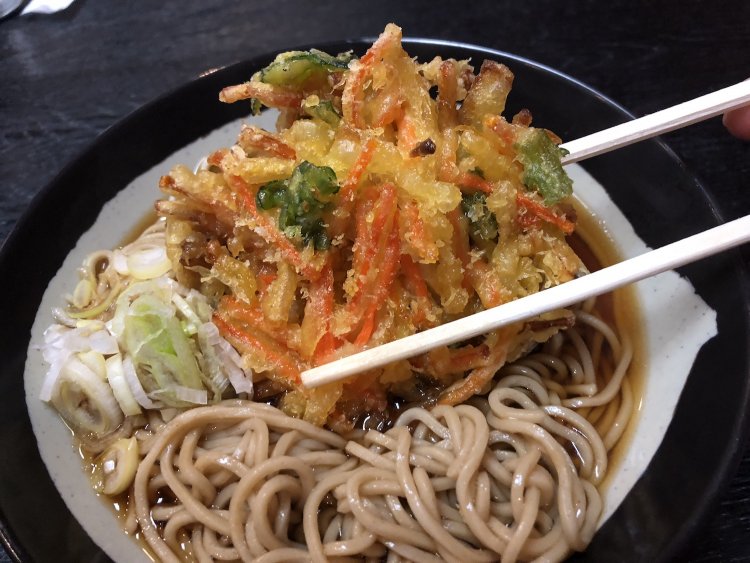 かき揚げの天ぷらそばは450円。