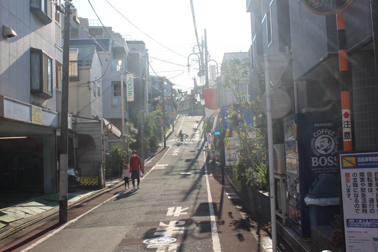 左を見ても坂。