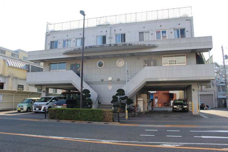 店の目の前にあるタクシー会社。