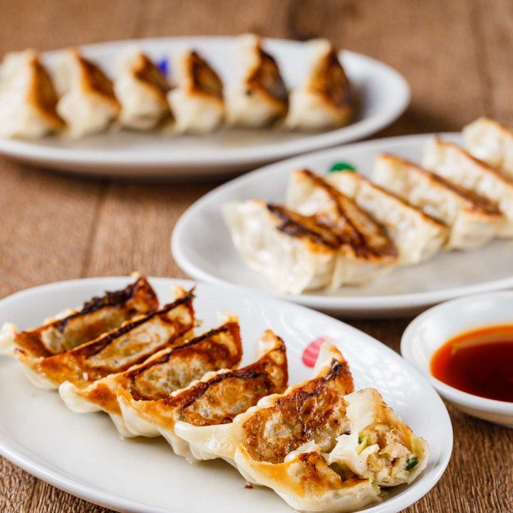 バラエティに富んだ味比べ！神田で人気の餃子店3選