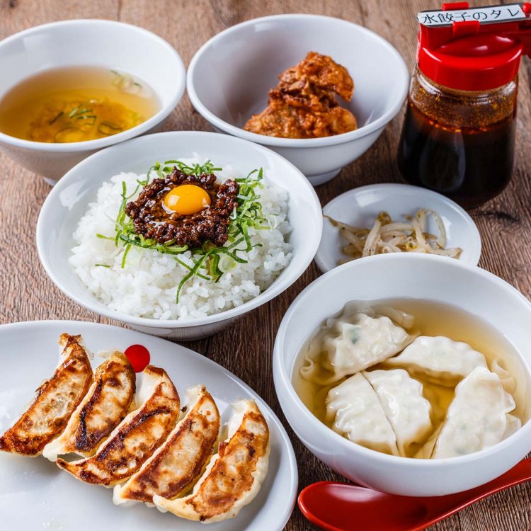 リーズナブルにランチが食べられるのもこの店の魅力。肉味噌ご飯のぎょうざセット1050円。