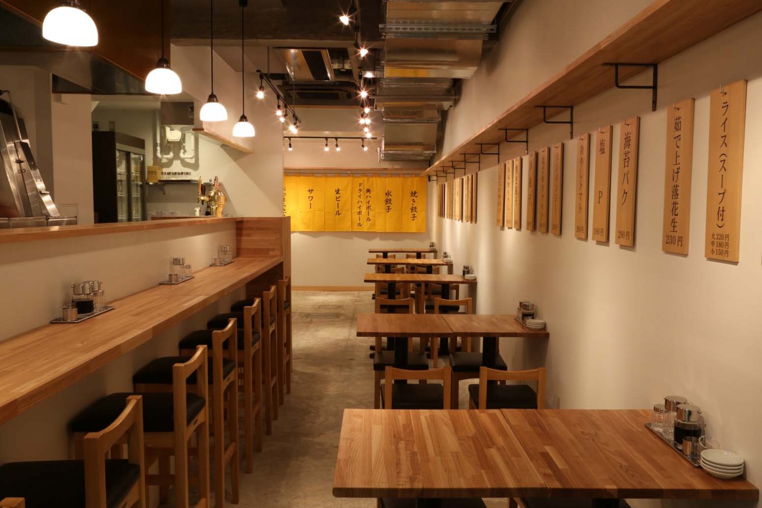 店内はオープンキッチンで、カウンターからは餃子を焼いている姿が見られる。