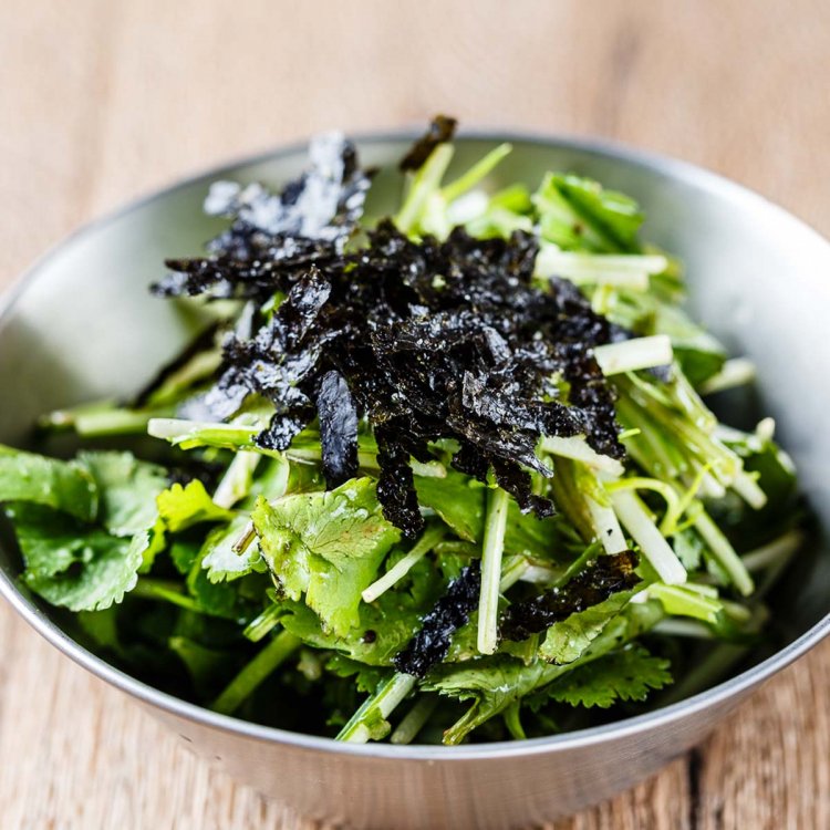 餃子との相性も抜群な海苔パク。パクチーが苦手な人でもおいしく食べられるという。