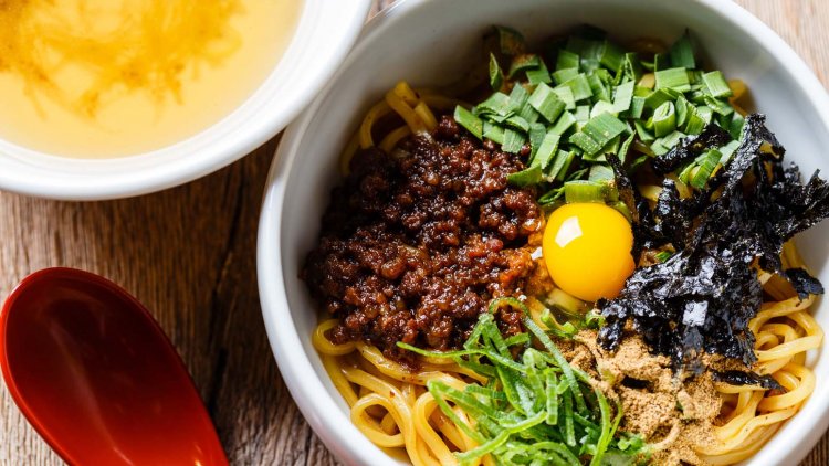 魚粉がのったピリ辛の台湾風まぜそば。好みでラー油を追加すればピリッと旨い。