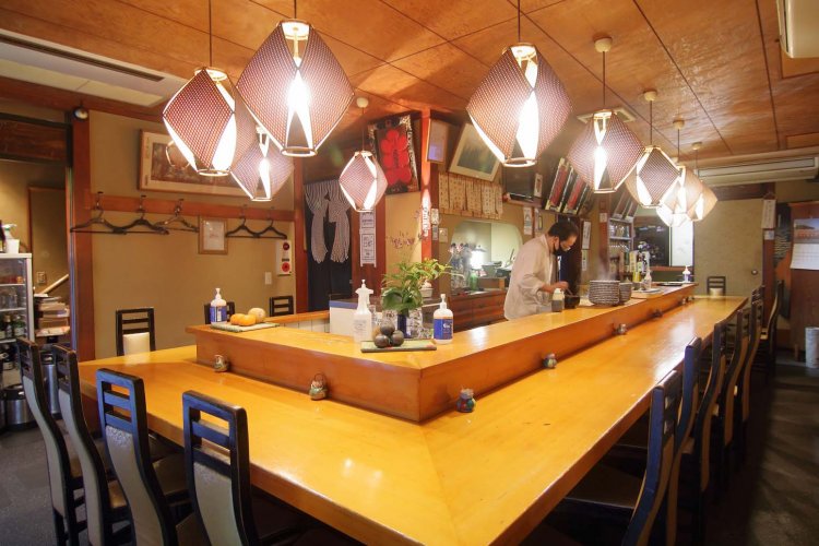 おでん鍋を囲むカウンターのほか、1階と2階に座敷がある。