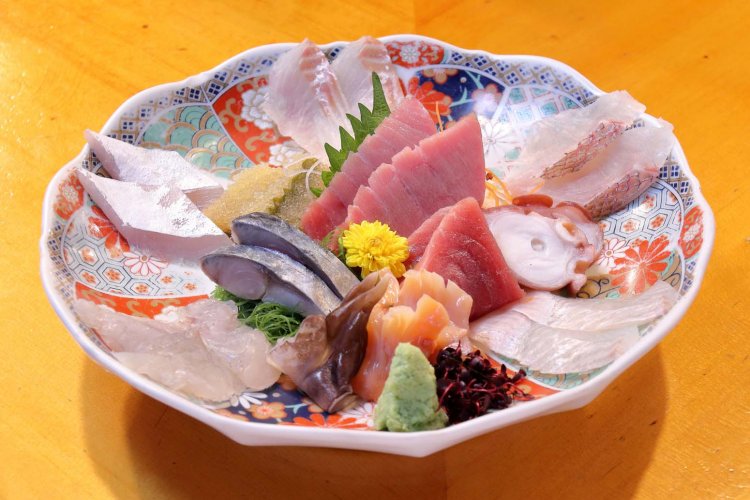 刺し身の盛り合わせ2人前5000円。当日の仕入れで内容は替わる。