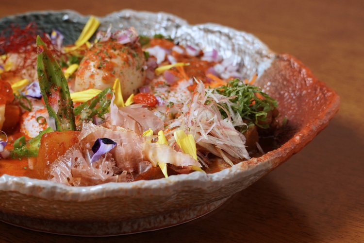 国産豚なんこつと根菜カリーは、単品1045円。