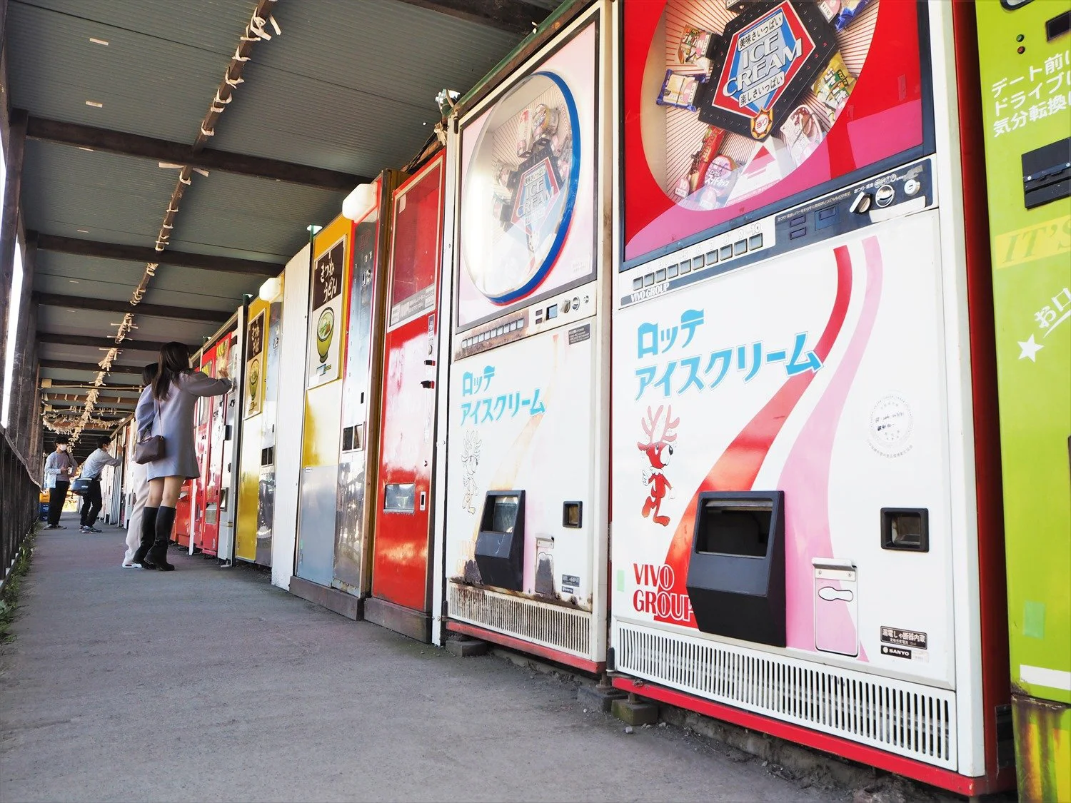 相模原 レトロ自販機の聖地がパワーアップ 閉店した 鉄剣タロー の自販機も さんたつ By 散歩の達人