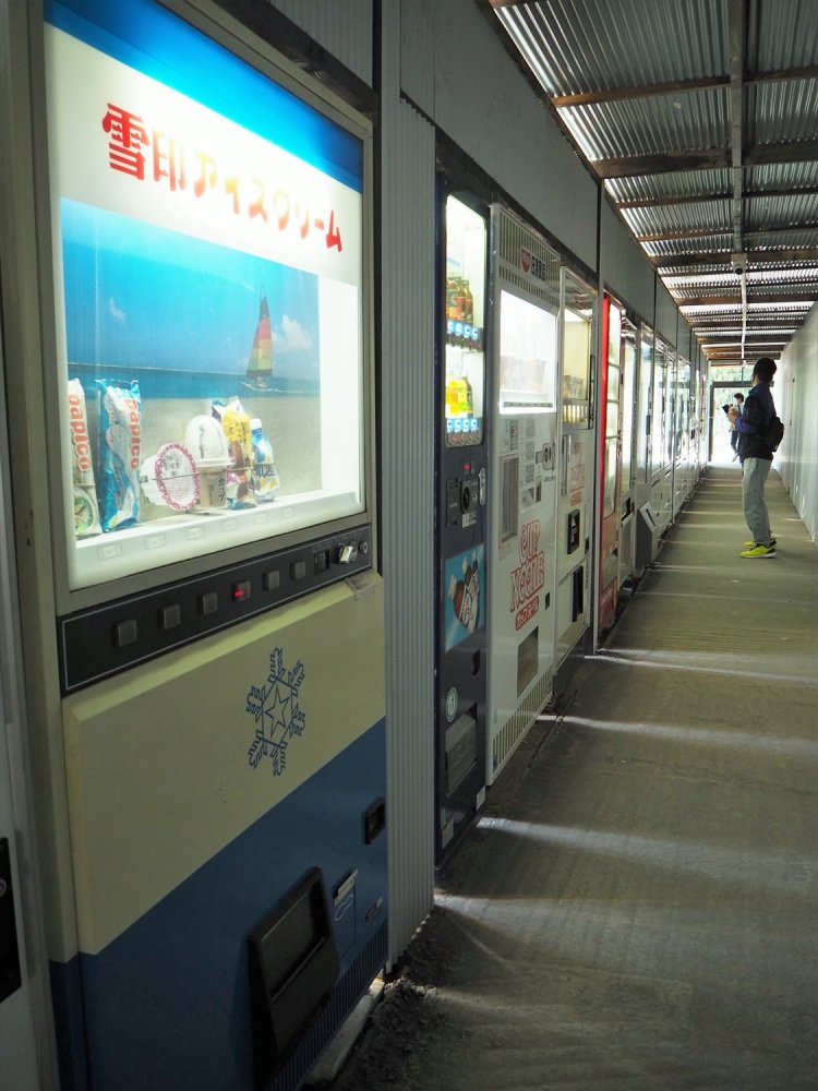 2020年10月に増設されたレーン。ジュースやお菓子の自販機が中心だ。