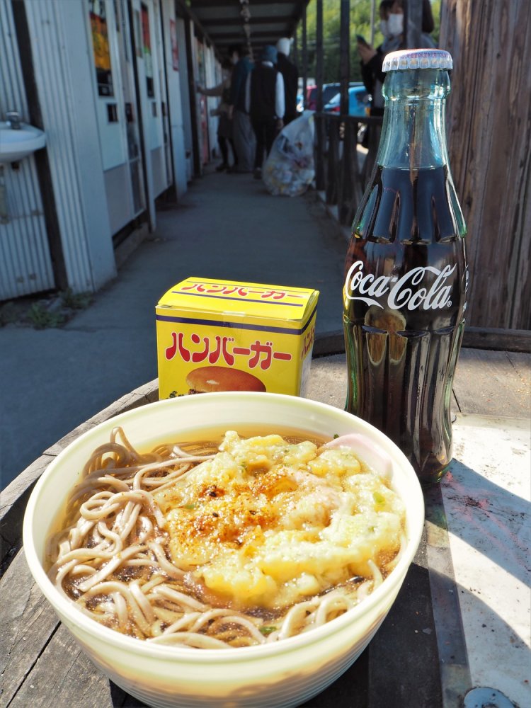 サクふわ食感の天ぷらそば300円にチーズバーガー 280円、お楽しみの瓶コーラは100円！ 