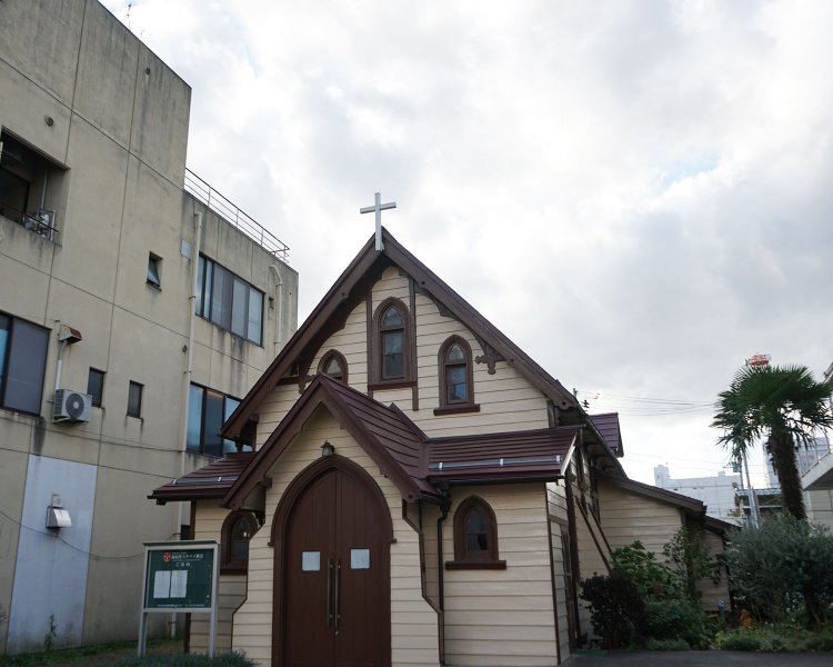 オープニングに使われている「福島聖ステパノ教会」。幼き日の裕一、音が運命的に出会った川俣にある教会もここがロケ地で、古関裕而生誕の地記念碑から歩いて5分のところにある。