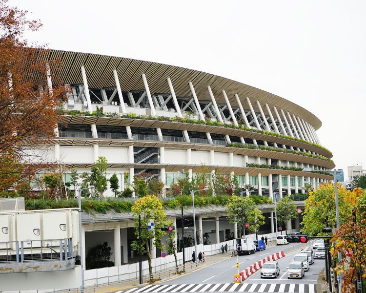 JR千駄ヶ谷駅・地下鉄大江戸線国立競技場駅からすぐ。2019年12月21日には豪華アーティストや有名スポーツ選手が集い盛大なこけら落としイベントが開かれた。
