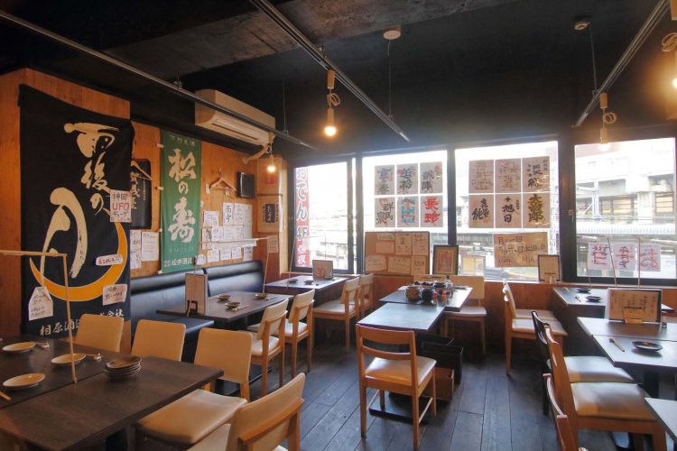 店内はテーブルとカウンターで構成。窓から駅のホームが見える。