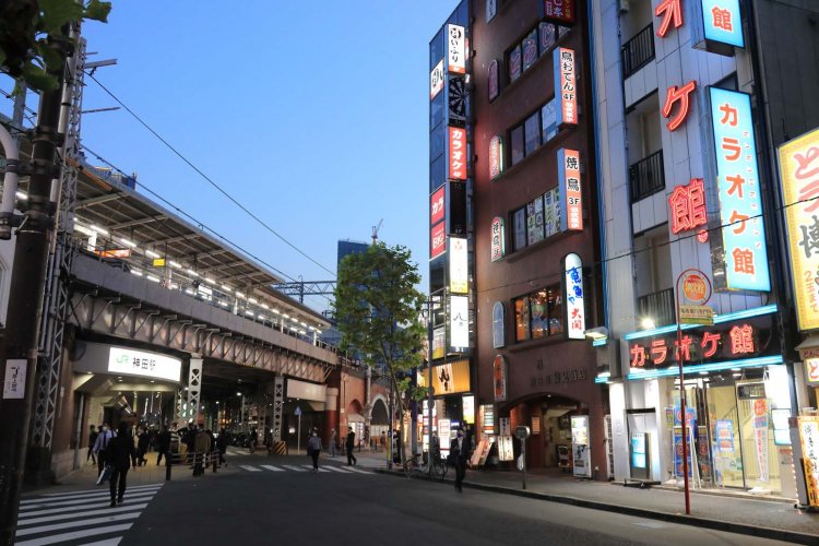 神田駅西口からすぐ。レンガ風の外壁をしたビルが目印だ。