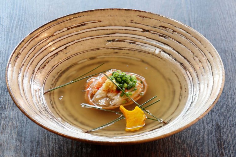 盛り付けがきれいで、箸を付けるのが惜しくなるカニ面1639円。