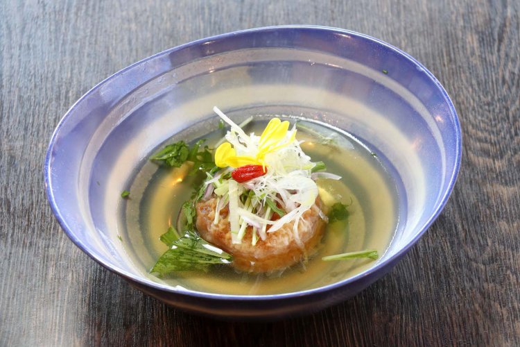 揚げ大根319円。味付けした煮大根を揚げるという発想が斬新だ。