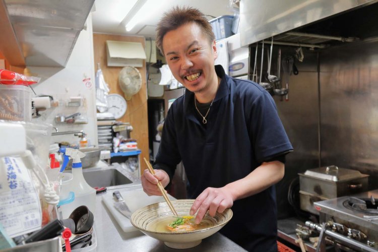 スペシャルおでんを考案した料理長の村椿智さん。