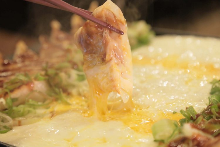 肉汁たっぷりの餃子に濃厚なチーズが絡みつく元祖鉄板餃子フォンデュは、女性に人気だ。