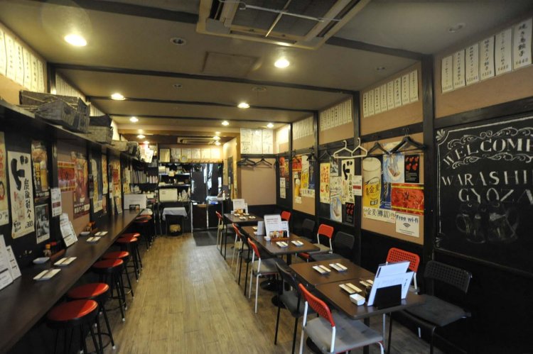 長々としたカウンター席やテーブル席あり。