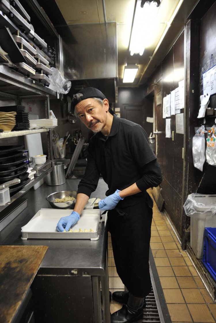 「1日に400～500個の餃子を包んでいます」と店主の鴨澤浩二さん。