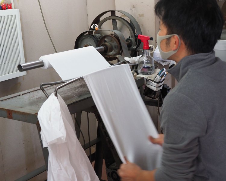 足のペダルで巻き取り機を操り、手早く巻いていく。